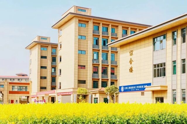 龙南中等专业学校举行盛大的校园开放日活动